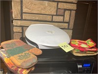 Indoor grill and oven mitts