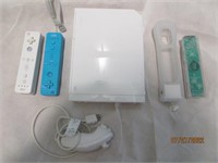 Wii Game Console & 4 Game Controllers