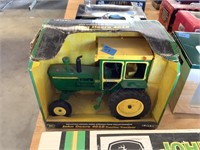 John Deere 4010 Tractor 1/16 in box