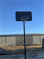 Free standing basketball hoop
