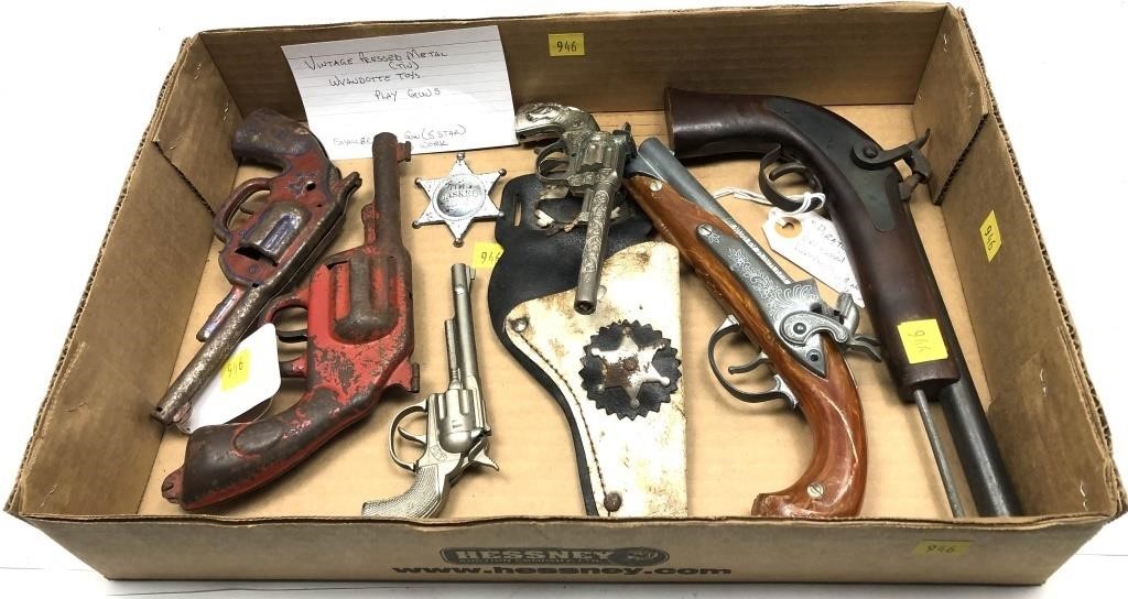 Lot: Assorted vintage Toy Guns, holster and badge.