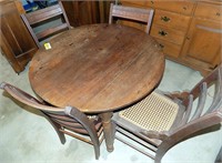 ROUND PINE TABLE WITH 4 MATCHING CANE BOTTOM