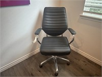 ADJUSTABLE-HEIGHT ROLLING OFFICE CHAIR