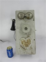 Vieux téléphone murale avec boitier en bois