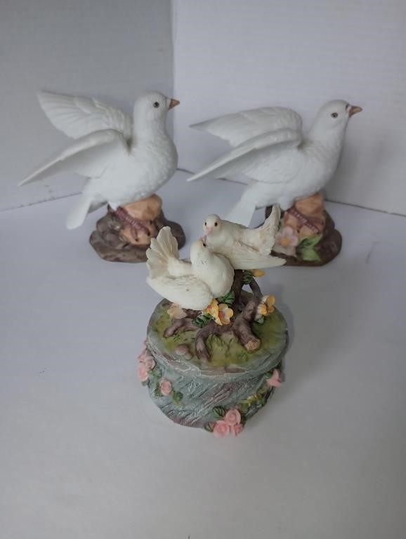 Montefiori collection dove trinket box and a pair