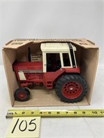 ERTL International 1586 Tractor with Cab