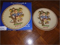 (2) 1977 M.J. Hùmmel Hand Painted Decorative