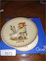 (1) 1974 M.J. Hùmmel Hand Painted Decorative