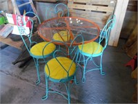 ICE CREAM TABLE WITH CHAIRS