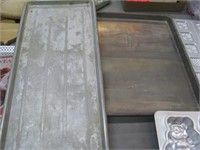 SET OF TWO BAKING SHEETS