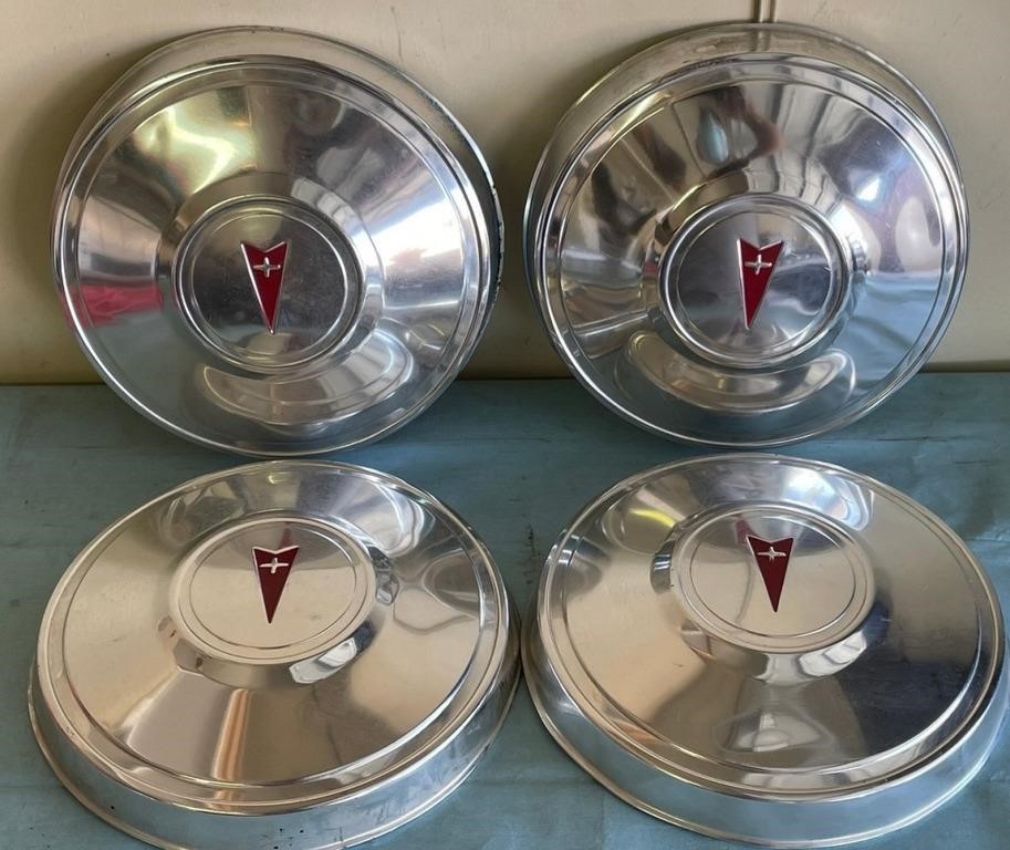W - LOT OF 4 WHEEL COVERS (G32)