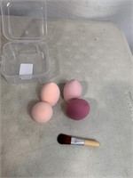 4 pieces of beauty blender sponges with one brush