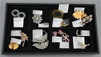 Traylot of vintage brooches