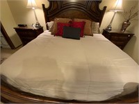 King Size Reversible Comforter Bedding & Pillows