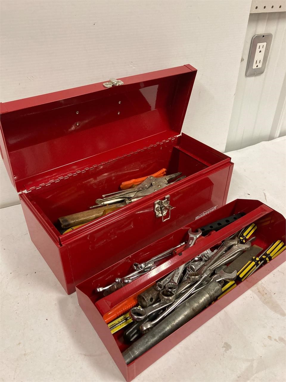 Mastercraft tool box with tools.