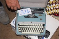 VTG BROTHER DELUXE TYPEWRITER AND CASE