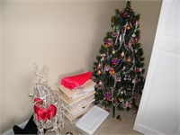 BEDROOM CLOSET CTS, 4' FULLY DECORATED CHRISTMAS