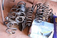 LARGE LOT OF VARIOUS COIL SPRINGS