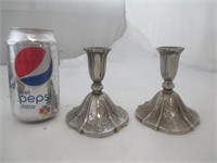 2 chandeliers en métal gravés