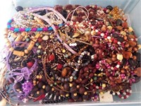 V - MIXED LOT OF COSTUME JEWELRY (L121)