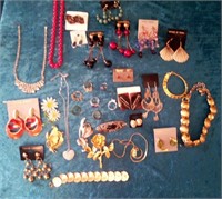 V - MIXED LOT OF COSTUME JEWELRY (L116)