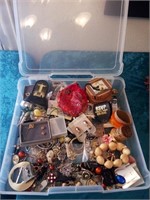 V - MIXED LOT OF COSTUME JEWELRY (L120)
