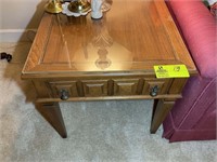 A SINGLE DRAWER END TABLE APPROX 22 IN W X 28 IN D