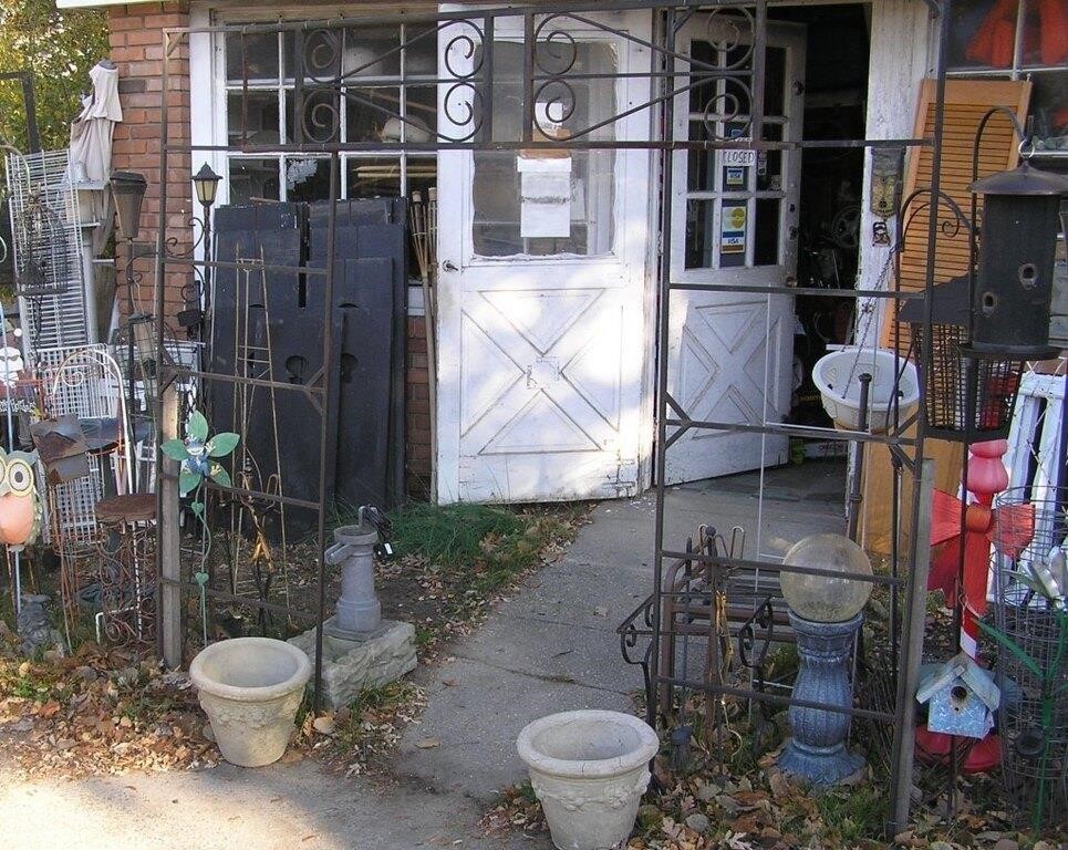 Three piece metal folk art trellis