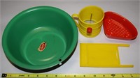 Vtg Amsco Green Metal Basin Toy + Plastic Kitchen