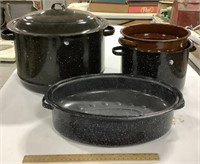 2 enamel pots & 1 enamel roster