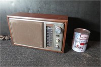 Radio vintage Realistic bloquée sur FM 100.7 ICI