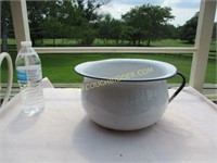 Black rim enamel bowl w/handle