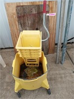 Mop bucket with wringer