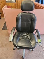 JEEP COMPUTER CHAIR, SOME VISUAL FLAWS BUT SHE