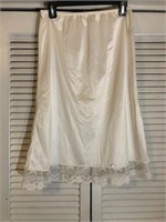 VINTAGE ASHLEY TAYLOR HALF SLIP LARGE