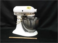 KITCHEN AID MIXER W/ ATTATCHMENTS (POWERS ON)