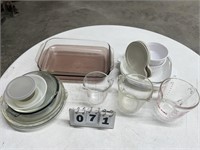 Baking Dishes & Measuring Cups