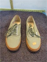 VANS SHOES -- MEN'S 8