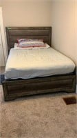 Queen Bed, Head Foot Boards, Sheets pillows