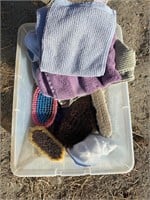GROOMING BOX WITH BRUSHES AND RAGS