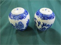 Blue Willow salt & pepper shakers   3 1/2"