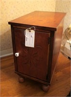 Pine 1-door end table with magazine rack and slide