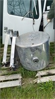 Hydraulic tank with mounting straps