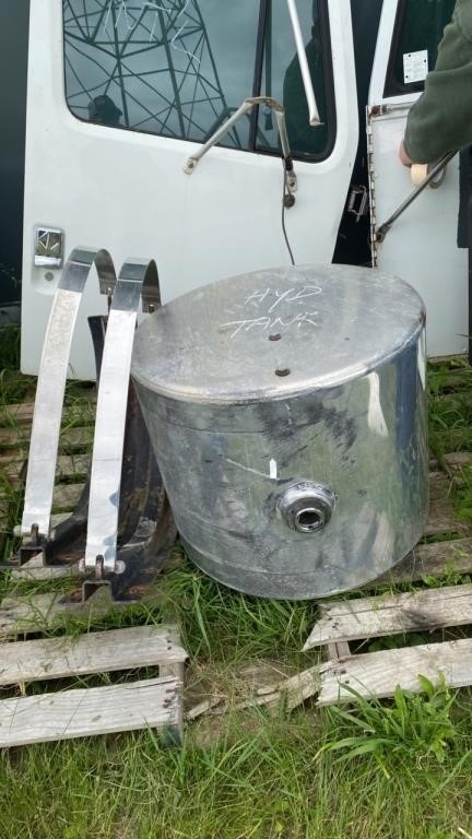 Hydraulic tank with mounting straps