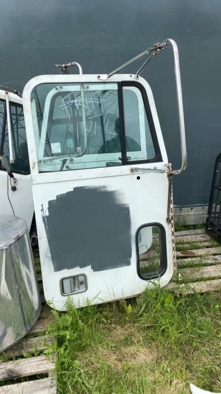 International truck doors