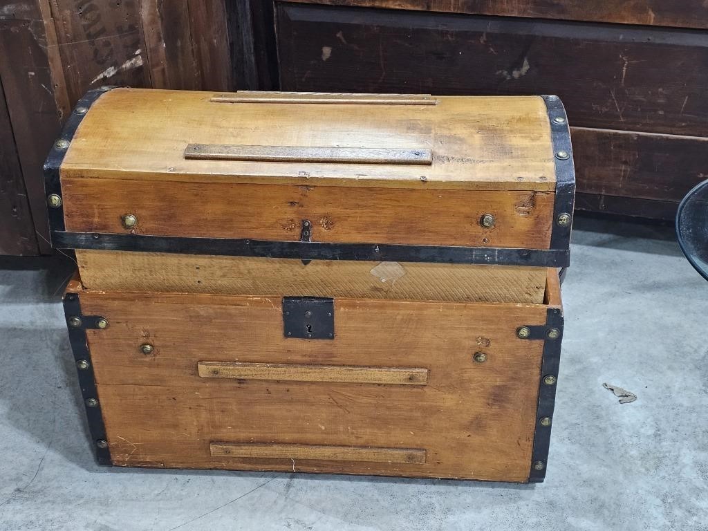 WOOD DOME TOP TRUNK W/TRAY & IN VERY NICE