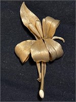 Vintage gold tone flower brooch