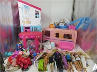 Plusieurs Barbie avec vêtements et accessoires