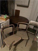 NICE ROUND 
D CARD TABLE WITH 3 CHAIRS