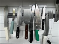 Knifes w/ Wall Mounted Magnet
